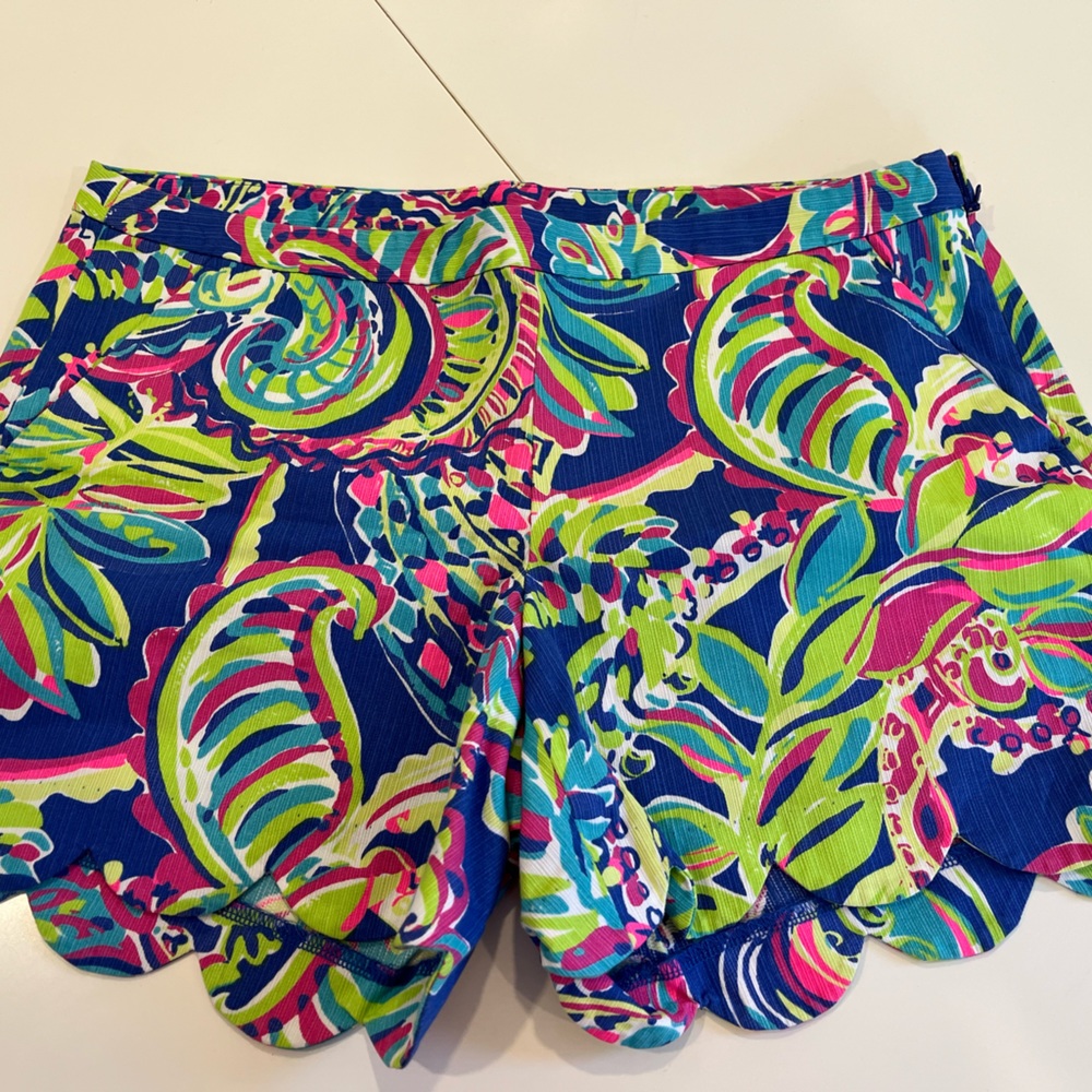 Lilly Pulitzer multi color scalloped shorts. Size 6.